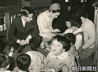 ５月、東京都世田谷区桜丘の赤十字子供の家で子どもたちにしゃがんで話しかける皇太子さま、美智子さま