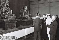 法隆寺金堂壁画再現事業で催された法隆寺展を訪れ、説明を聞く皇太子さま、美智子さま 。東京・上野の国立博物館で
