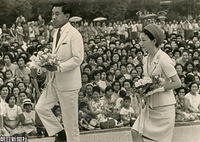 ７月、広島県で行われる全国高校総体の開会式を前に、原爆慰霊碑に献花する皇太子さま、美智子さま