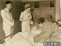 広島赤十字・原爆病院で入院患者を励ます皇太子さまと美智子さま