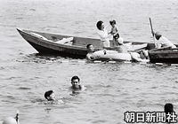 浜名湖に浮かべた舟で楽しいひととき。船上には美智子さま、礼宮さまと親子で泳ぐ皇太子さま、浩宮さま