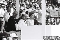 甲子園球場の貴賓席から開会式を見つめる皇太子さま、美智子さま