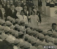 ９月、福井県営プールで開かれた第２３回国体夏季大会開会式で観客に手を振る皇太子さま、美智子さま