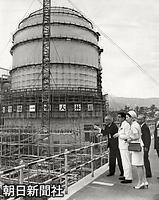 関西電力美浜原子力発電所の建設現場を視察する皇太子さまと美智子さま