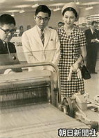 京都府織物試験場で、ちりめん織機の実演を見学する皇太子さま、美智子さま