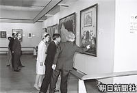 東京・数寄屋橋の東京セントラル美術館で開催された画家・藤田嗣治氏の追悼展を訪れた皇太子さま、美智子さま。皇太子さまは１９５３年、英女王戴冠式に出席する旅で訪仏した際に、藤田氏と会っている