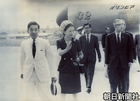９月、第２４回長崎国民体育大会夏季大会の開会式に出席するため、長崎空港に到着した皇太子さま、美智子さま。後方は全日空のＹＳ－１１型機