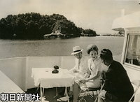 観光船「ひらど」で、西海国立公園南九十九島を巡りをする皇太子さまと美智子さま