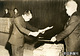 １９４９年　学習院中等科の卒業式で、安倍能成院長から卒業証書を受け取る、代表撮影