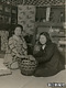 アサヒグラフ１９５０年１月１８日号の「乳人告知板」に掲載された、元乳人の野口善子さん（左）