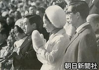 プレ五輪開会式で三笠宮ご夫妻とともに拍手する皇太子さまと美智子さま
