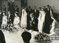 ５月、来日したサウジアラビアのファイサル国王への皇居での歓迎晩餐会に出席した（左から）常陸宮妃華子さま、皇太子さま、香淳皇后、ファイサル国王、昭和天皇、ナッワーフ殿下、美智子さま