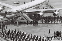 天皇としては初めて昭和天皇が欧州訪問に出発、皇太子さまと美智子さまら皇族がたの見送りを受け、日航特別機のタラップから香淳皇后とともに帽子を振って応える。羽田空港で