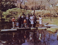 １９７２年の元日の新聞紙面用に撮影された、皇居・花蔭亭の池でコイをながめる（左から）浩宮さま、紀宮さま、昭和天皇、皇太子さま、礼宮さま、香淳皇后、美智子さま、常陸宮さま、華子さま