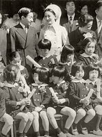 ３月、学習院幼稚園の卒業式で、記念写真におさまる礼宮さま（前列中央）。後ろはなごやかに話す皇太子さまと美智子さま