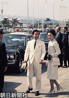 ９月、第２７回鹿児島国体夏季大会（太陽国体）に出席するため、鹿児島空港に到着した皇太子さまと美智子さま