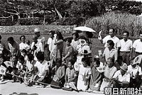 南国の日差しをものともせずに、日の丸を手に徳之島空港から伊仙町にかけての沿道で皇太子ご夫妻を歓迎する人たち
