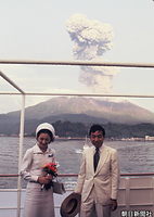 噴煙を上げる桜島を背景に船は鹿児島へと向かう