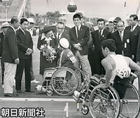 １１月に再び鹿児島へ。県立鴨池陸上競技場で開かれた第８回全国身障者スポーツ大会で選手を励ます皇太子さまと美智子さま