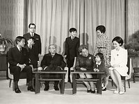 １９７３年元日の新聞紙面用に撮影された、吹上御所で談笑する（左から）皇太子さま、礼宮さま、昭和天皇、香淳皇后、紀宮さま、美智子さま、（後列左から）常陸宮さま、浩宮さま、華子さま