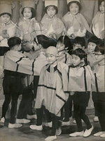 ２月、学習院初等科での初めての学芸会で、ムカデの頭役になって登場した礼宮さま（前列中央）