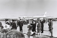 ５月、オーストラリアとニュージーランド訪問の旅に出発。日航特別機で最初の訪問地オーストラリア・キャンベラに到着し、手を振って出迎えに応える皇太子さまと美智子さま
