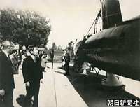 キャンベラのオーストラリア戦争記念館で、シドニー湾を攻撃した日本海軍の特殊潜航艇を見つめる皇太子さま