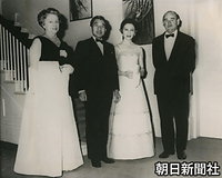 ポール・ハズラック英連邦オーストラリア総督夫妻主催の晩さん会に招かれた皇太子さまと美智子さま