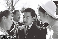 日本人捕虜が集団脱走したカウラ事件で、傷ついた日本兵を収容先の病院で手当したシスター・ジョアン・マックメナミン夫人と当時について話す皇太子さまと美智子さま