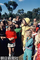 オーストラリア・パースの児童遊園地で、歓迎に集まった子どもたちと手をつなぎ散歩する美智子さま