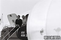 ニュージーランド訪問を終え、名残を惜しむように特別機のタラップに立つ皇太子さまと美智子さま