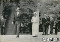８月、高校総体開会式などのため三重県を訪問、ご結婚以来１４年ぶりに伊勢神宮へ参拝に訪れた皇太子さまと美智子さま