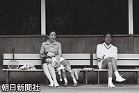 静養先の軽井沢で、浩宮さま、礼宮さまのテニスを見守る皇太子さまと美智子さま。紀宮さまはお母さんに膝枕