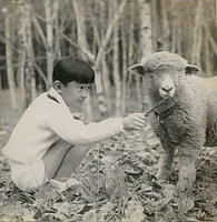 ８歳の誕生日を迎え、東京・元赤坂の東宮御所でペットの羊「コロ」と遊ぶ礼宮さま