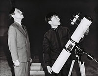 １９７４年２月、１４歳を迎える浩宮さまの誕生日用に撮影された、愛用の天体望遠鏡で天体観測をする皇太子さまと浩宮さま