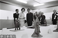 １０月、東京・日本橋の三越で開かれた日本伝統工芸展を訪れ、展示された人形の作品を鑑賞