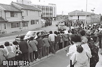 赤羽根農協を出発、車中から手を振る美智子さまを見送る沿道の人たち