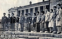 １９６４年、東京五輪組織委員会事務局だった赤坂離宮で披露された、東京五輪の各競技場や選手村などの役職員の制服