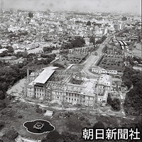１９６９年、迎賓館として生まれ変わるため、改修工事が進む赤坂離宮。左上は学習院初等科、右上が四ツ谷駅。朝日新聞社ヘリコプターから