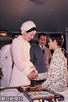 ヨルダン・アンマンのメディカルセンターを訪れ、入院している子どもと握手し励ましの言葉を笑顔でかける美智子さまと皇太子さま