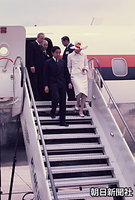 アンマンから日航特別機でユーゴスラビア連邦人民共和国の首都ベオグラードに到着、タラップを降りる皇太子さまと美智子さま。皇族として初めての社会主義国訪問だった