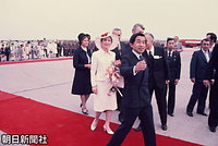 ユーゴスラビアに到着、ザルコビッチ副大統領の出迎えを受け赤絨毯の上から歓迎に応える皇太子さまと美智子さま