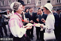ユーゴスラビア北東部のスロベニア共和国のリブリャナ市の市庁舎前では民族衣装をつけた大学生たちの踊りで歓迎された後、パンと地酒をふるまわれる皇太子さまと美智子さま