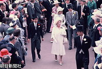 英国・ウインザーに近いアスコット競馬場で開かれる英王室主催の競馬（ロイアルアスコット）に参加し、エリザベス女王ご一家とともに、紳士淑女の出迎えを受ける皇太子さまと美智子さま