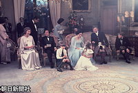 スコットランドのパースでは名家マンスフィールド伯爵邸・スクーンパレスでくつろぐ皇太子さまと美智子さま。１９９１年には、徳仁皇太子さまがここを訪れ記念植樹されている