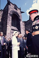 エジンバラ城を訪れた皇太子さまと美智子さま。１９２１年には昭和天皇が訪れ、皇太子さまも１９５３年の英女王戴冠式出席の旅の途中に訪れている皇室ゆかりの場所