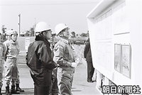 １９７９年３月、東京の首都高速道路湾岸線の工事現場をヘルメット姿で視察した皇太子さま