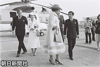 オランダのベアトリックス女王ご夫妻とともにアイゼル湖干拓地をヘリコプターから視察した皇太子さまと美智子さま