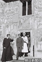 ルーマニアの北部に華麗な壁画で知られるルーマニア正教のヴォロネツ修道院を訪れた皇太子さまと美智子さま