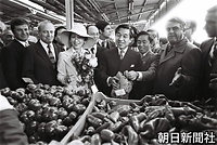 山積みの青果が売られているブカレスト市内のウニレ市場を視察する皇太子さまと美智子さま